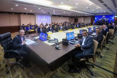 Fadillah Yusof (depan) mempengerusikan Mesyuarat Jawatankuasa Khas Menangani Kesesakan di Tambak Johor di Kuala Lumpur.- Foto FB Onn Hafiz