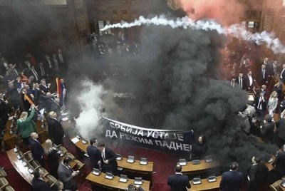 Kepulan asap hitam memenuhi dewan tersebut.