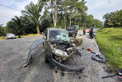 Seorang wanita warga emas maut, manakala anak dan cucunya cedera dalam kemalangan membabitkan dua buah kereta di Kilometer 9.8, Jalan Kota Tinggi - Kluang, pagi Rabu. - Foto IPD Klta Tinggi