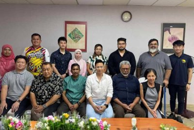 Radhakrishnan (barisan depan, tiga dari kiri) bersama barisan Ahli Majlis Eksekutif MAD Penggal 2025-2027.