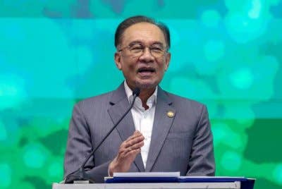 Anwar menyampaikan ucapan perasmian pada Majlis Kerjasama Strategik Malaysia-Peneraju Global Semikonduktor bagi Pembangunan Cip AI pada Rabu. Foto Bernama