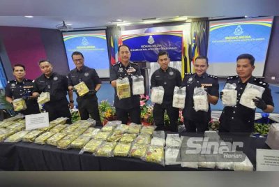 Jauteh (tengah) menunjukkan syabu yang dirampas dalam sidang media di IPK Sabah.