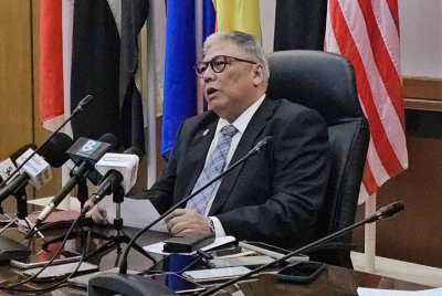 Kadzim dalam sidang akhbar di DUN Sabah, Kota Kinabalu.