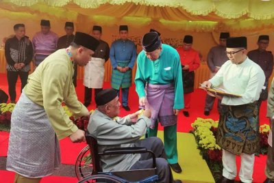 Sultan Sharafuddin menyampaikan sumbangan Hari Raya Aidilfitri kepada salah seorang penerima pada Majlis Perasmian Masjid Tali Air 8 Sungai Leman dan Berbuka Puasa pada Rabu.