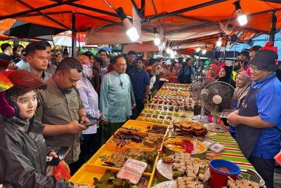 Anwar melakukan lawatan ‘mengejut’ di Bazar Ramadan Jalan Kuching, Taman City pada Rabu. Foto Bernama