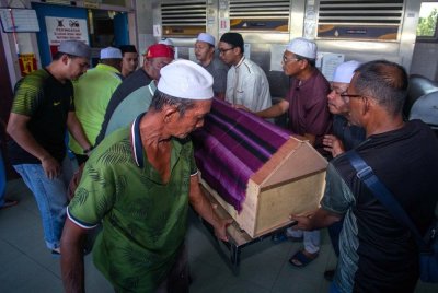 Jenazah Baharudin dan Wan Saniah dibawa keluar dari Unit Forensik Hospital Parit Buntar pada Rabu. Foto Bernama