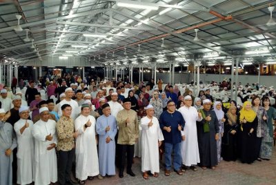 Saarani (lapan dari kiri) ketika Majlis Berbuka Puasa bersama Penjawat Awam Perak di Laman Seri Ridzuan pada Rabu.