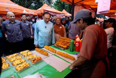
Hadir sama Menteri Perdagangan Dalam Negeri dan Kos Sara Hidup Datuk Armizan Mohd Ali dan Menteri di Jabatan Perdana Menteri Wilayah Persekutuan Dr Zaliha Mustafa.
--fotoBERNAMA (2025) HAK CIPTA TERPELIHARA