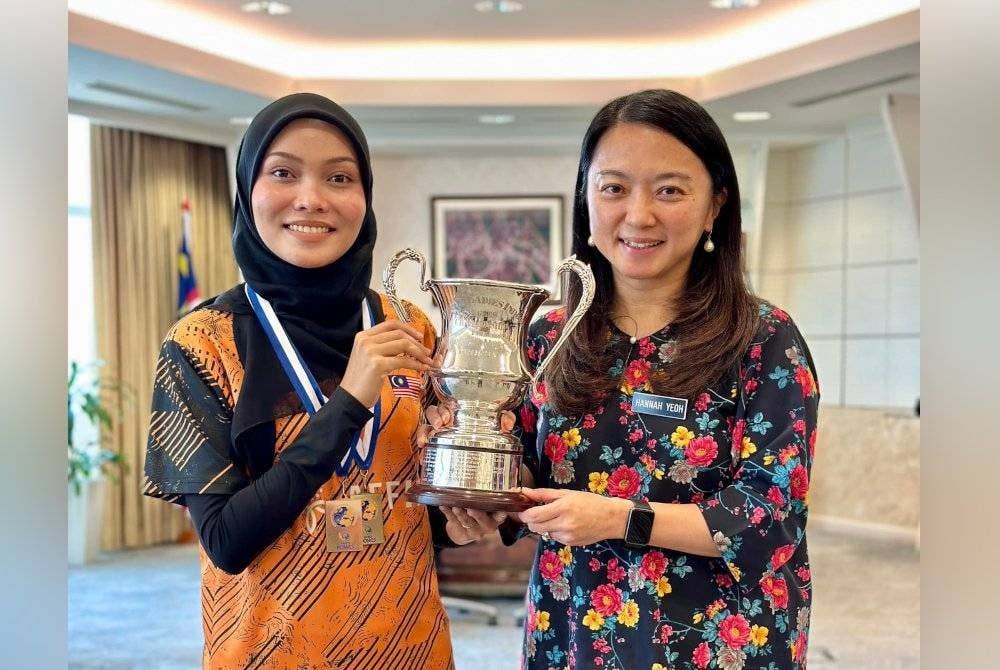 Nor Farah (kiri) kini bergelar pemain nombor satu dunia. Foto Agensi