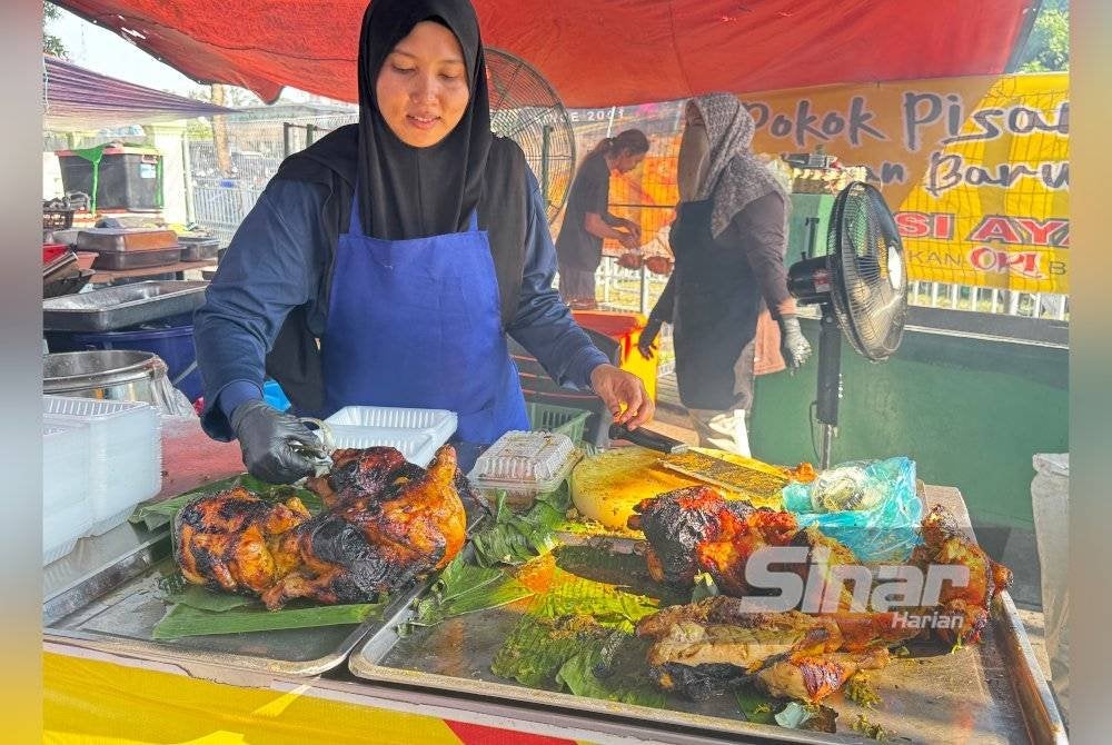 Fatin Munirah tidak tergamak menaikkan harga bagi ayam bakar madu di gerainya di Bazar Ramadan Bayan Baru.