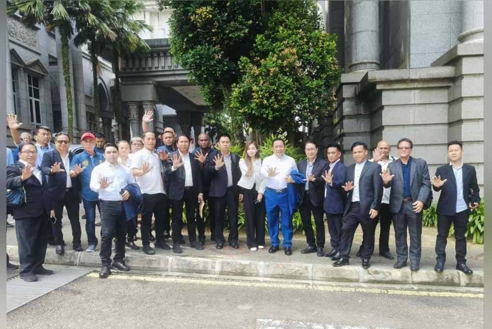 Wetrom (tujuh dari kiri) bersama pimpinan dan penyokong KDM di Istana Kehakiman, Kuala Lumpur.