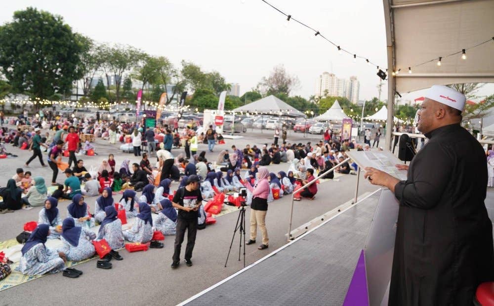 Ramli (kanan) menyampaikan tazkirah kepada pengunjung Iftar Ala Madinah@Karangkraf.