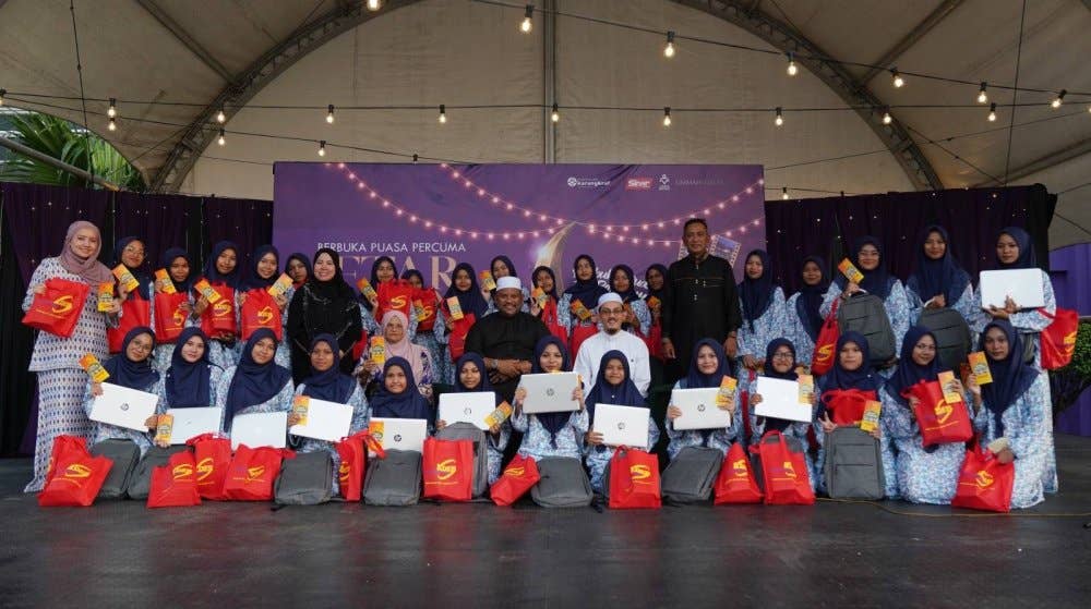 Ramli bergambar bersama anak yatim dan wakil Pertubuhan Rahoma Darul Fakir Malaysia selepas menyampaikan sumbangan kepada mereka di pentas Iftar Ala Madinah@Karangkraf.
