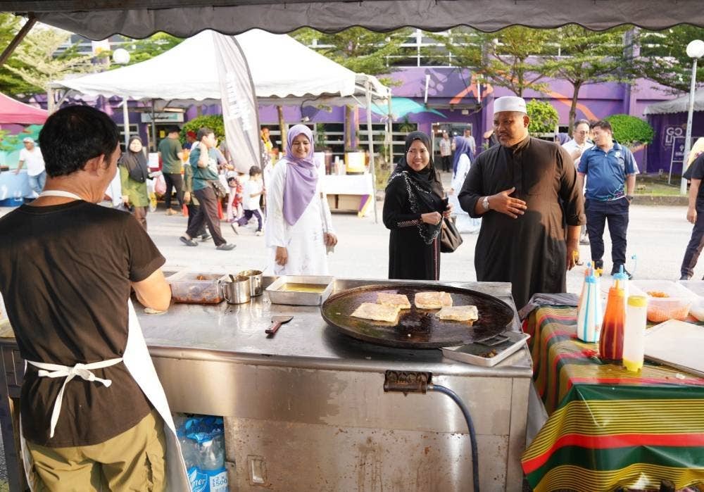 Ramli ketika meninjau jualan peniaga di Iftar Ala Madinah@Karangkraf pada Rabu