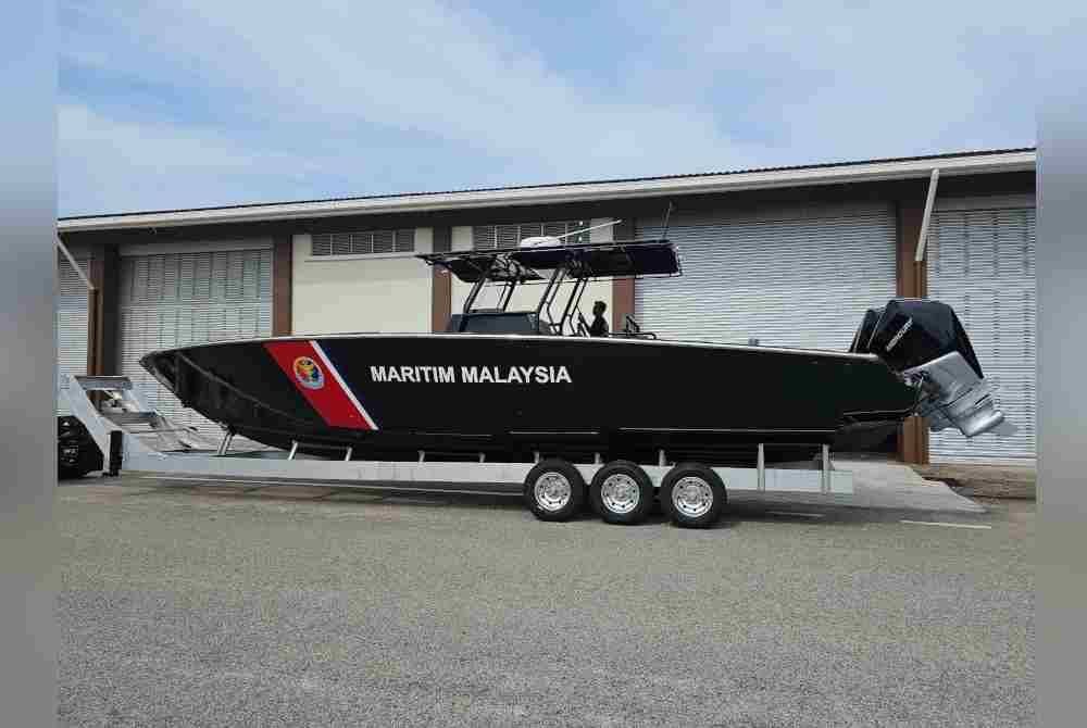 Bot pemintas jenis IC 1170CC kurniaan Agong kepada Maritim Malaysia Pahang.