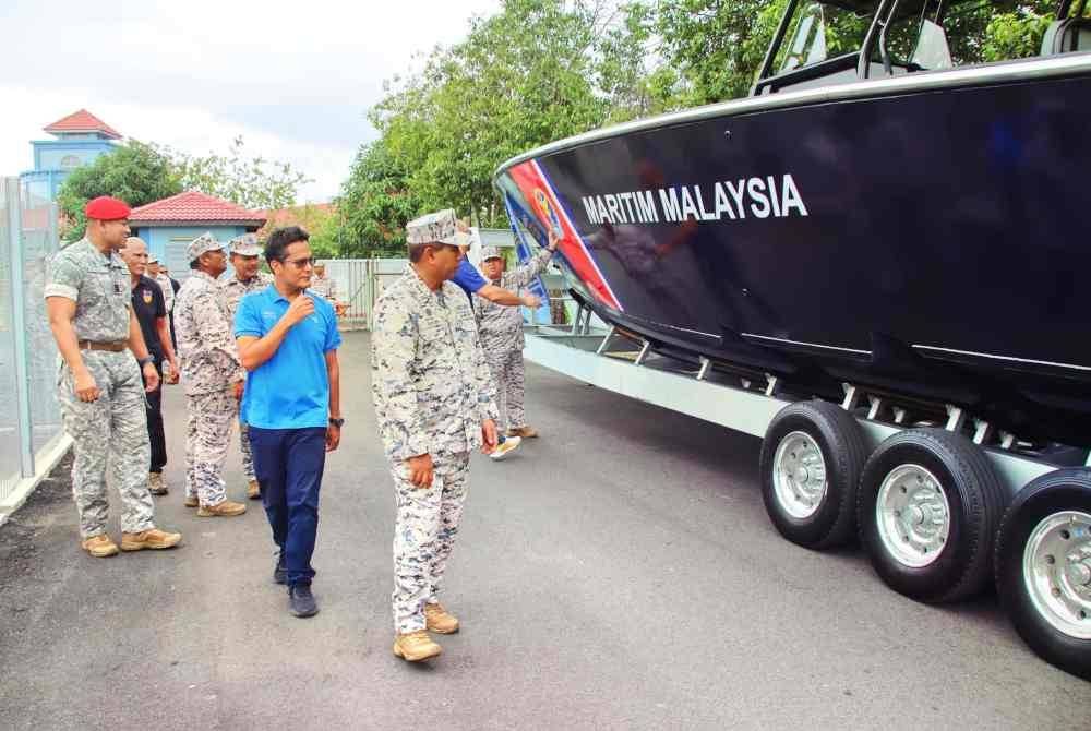 Saiful Lizan meninjau bot pemintas jenis IC 1170CC kurniaan Agong pada majlis penyerahan di Pos Maritim Teluk Gading,Rompin pada Rabu.