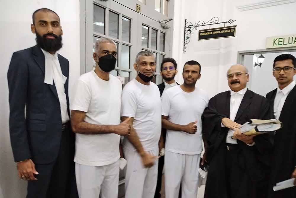 Ketiga-tiga tertuduh (baju putih) dilepas dan dibebaskan tanpa dipanggil membela diri.