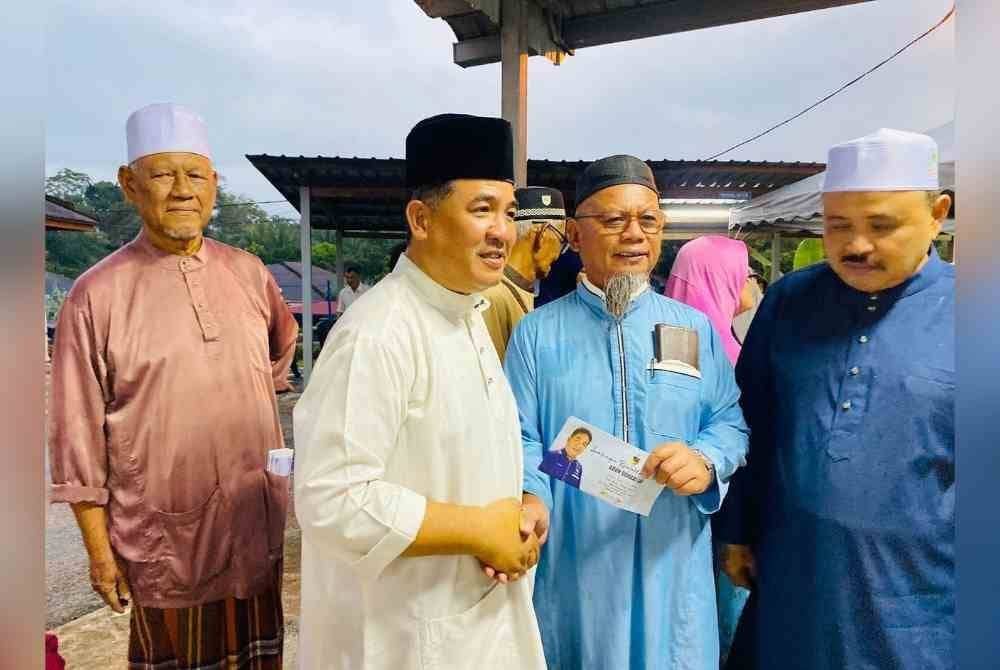 Mohd Razi (dua dari kiri) ketika hadir menyerahkan sumbangan.