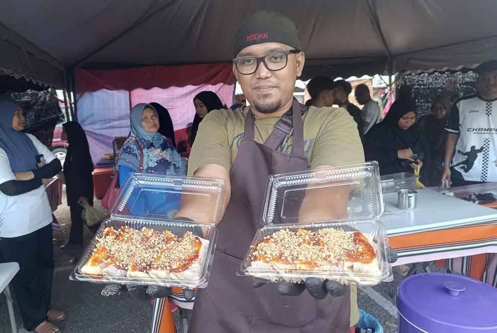 Shafri menunjukkan popia basah diberi nama Popia Maktok.