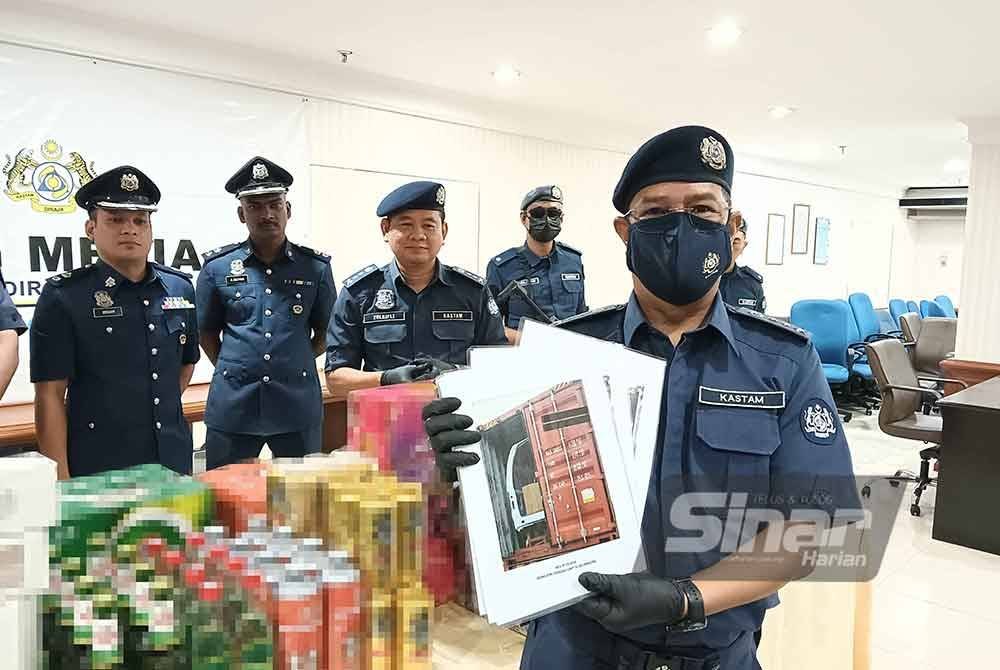 Ahmad Taufik menunjukkan gambar kabin van yang berada dalam kontena dirampas JKDM di kawasan Zon Bebas Pelabuhan Barat, Pelabuhan Klang, Selangor, baru-baru ini. - Foto: HISYAMUDDIN AYUB.