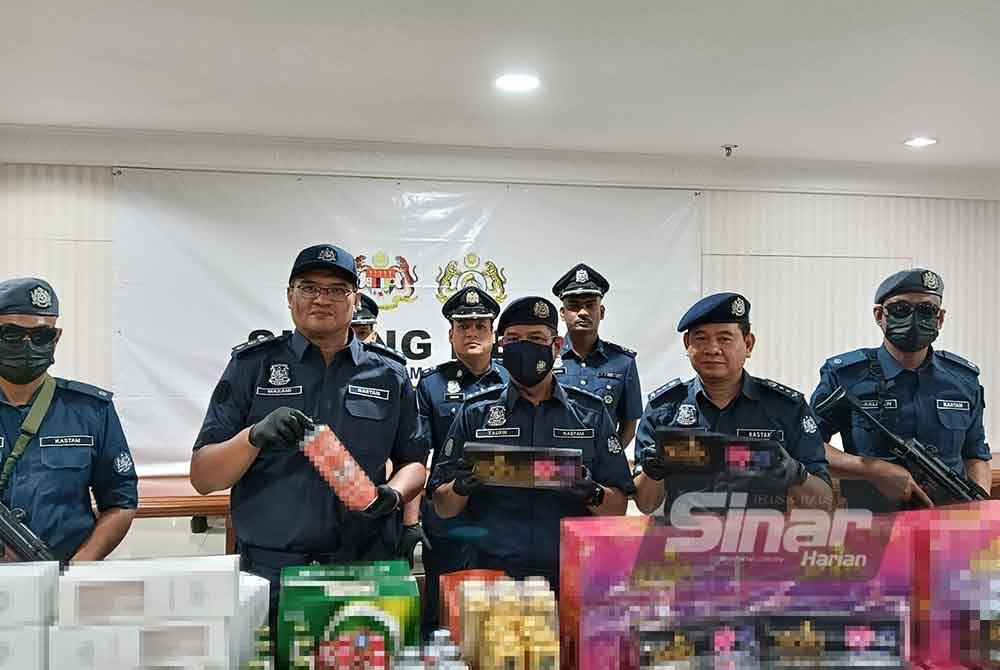 Ahmad Taufik (depan, tengah) menunjukkan tembakau 'hookah' bernilai RM4.38 juta yang dirampas JKDM di kawasan Zon Bebas Pelabuhan Barat, Pelabuhan Klang, Selangor, baru-baru ini.
Foto: HISYAMUDDIN AYUB.