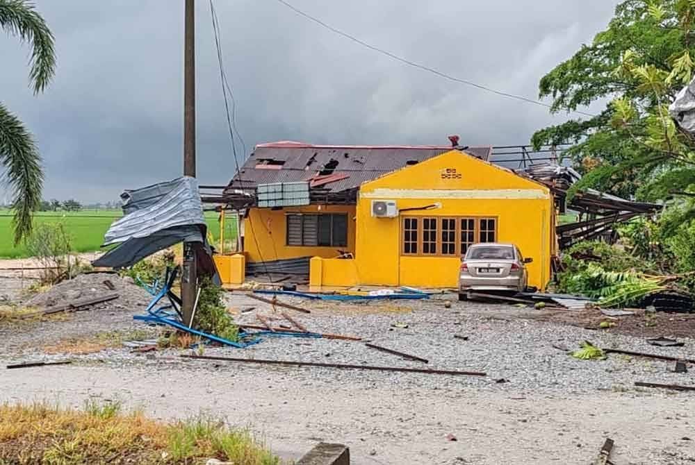 Antara rumah yang musnah dilanda ribut kepala angin. Foto: Facebook I Love Sekinchan