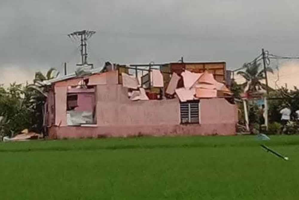 Bumbung salah sebuah rumah penduduk yang musnah diterbangkan ribut kepal angin. Foto: Facebook I Love Sekinchan