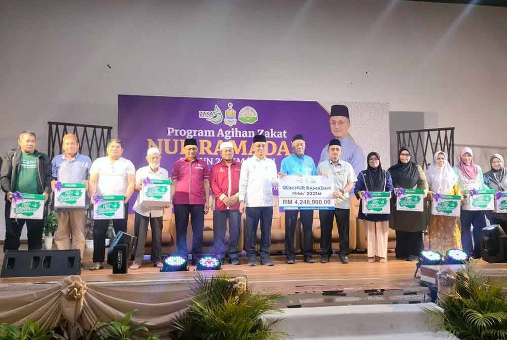 Mohamad (tengah) bergambar bersama sebahagian penerima bantuan Skim Nur Ramadan.