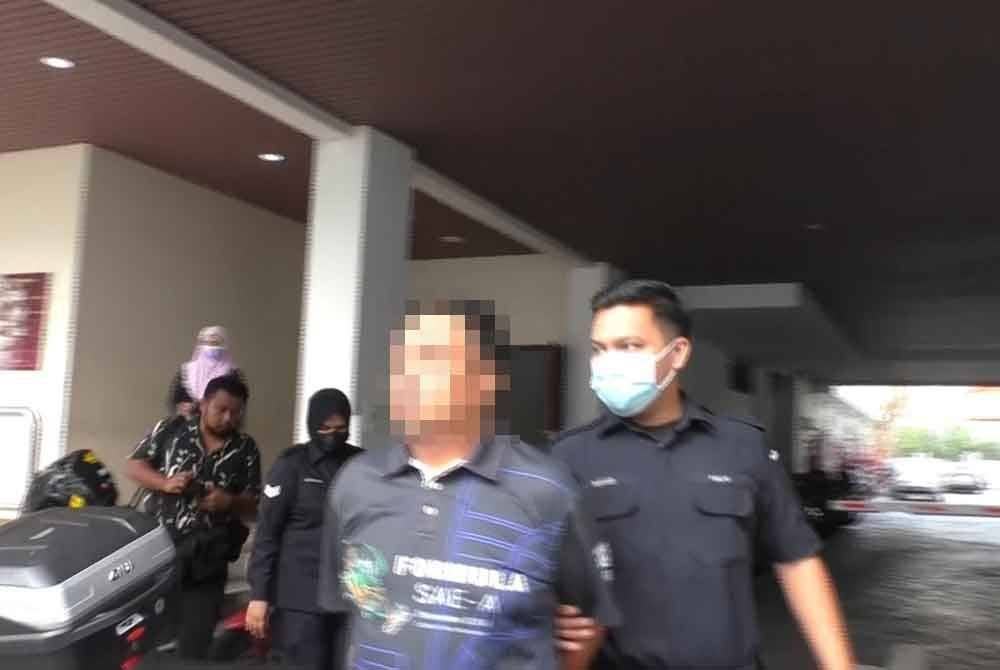 Suspek dibawa ke Mahkamah George Town untuk direman.