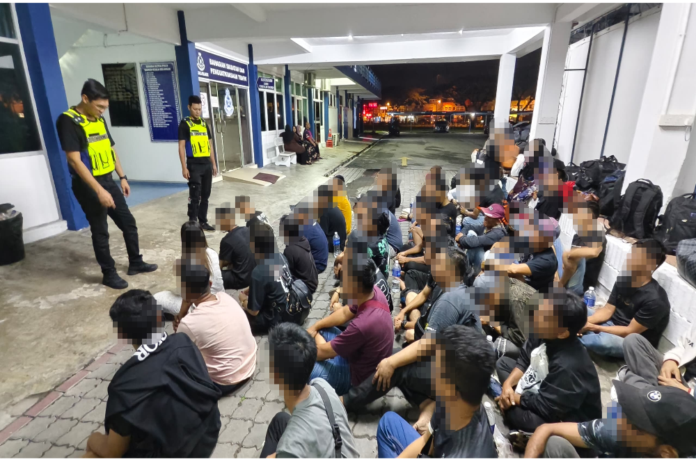 Polis menyerbu sebuah rumah teres di Puncak Alam, Kuala Selangor yang dijadikan lokasi transit menempatkan PATI pada Rabu.