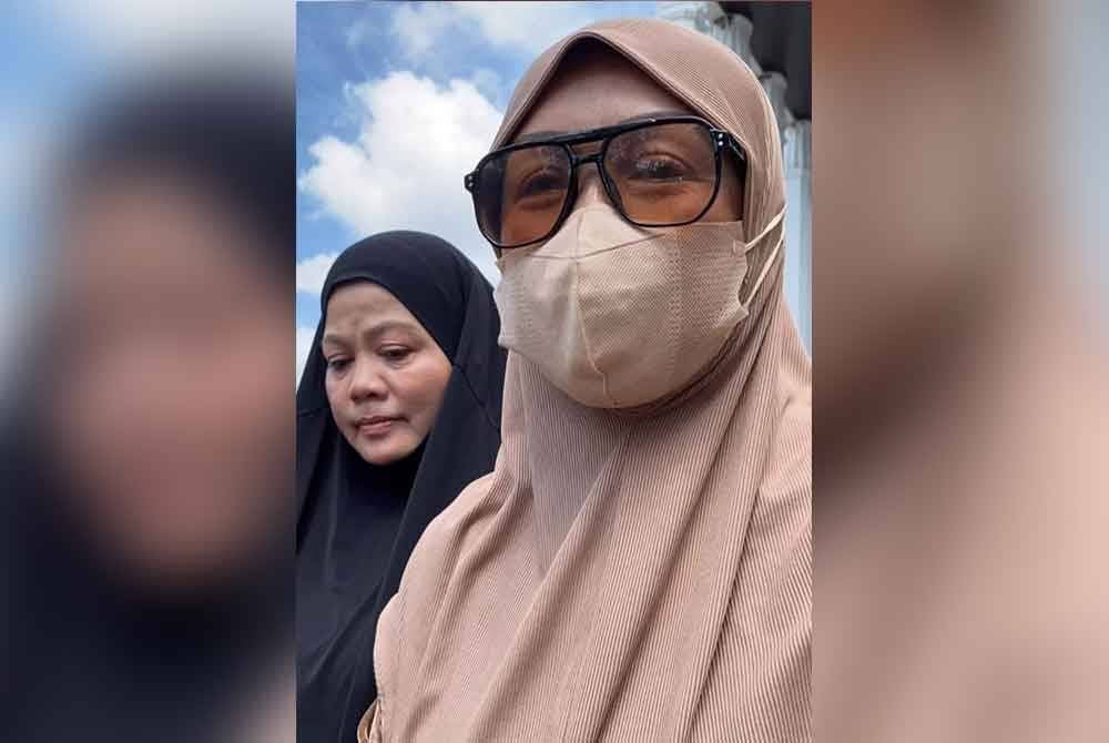 Zahara (kanan) ketika ditemui pemberita di luar Mahkamah Wilayah Narathiwat pada Khamis.