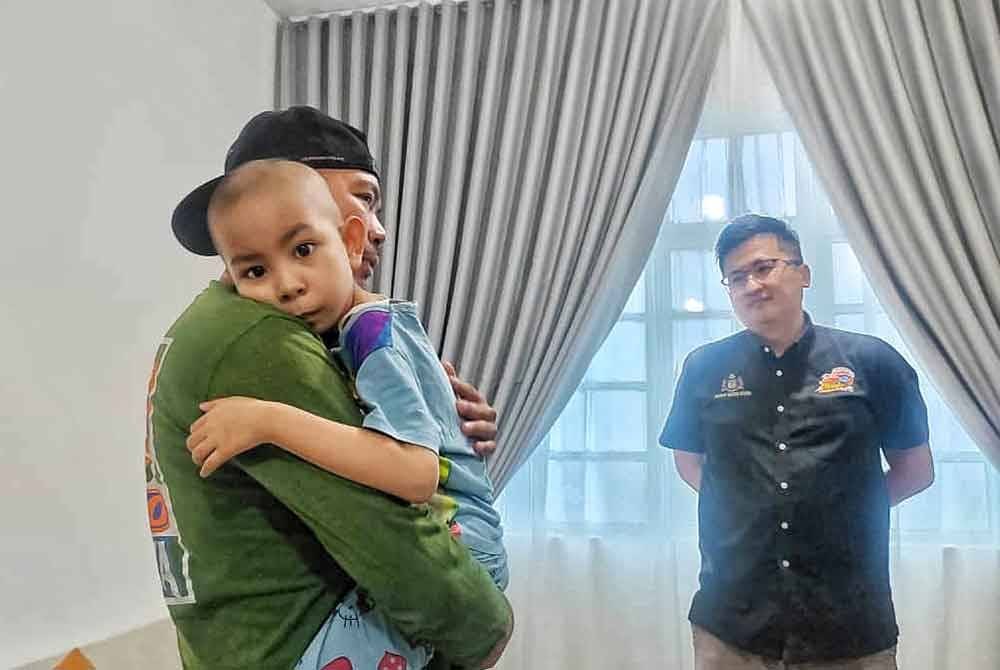 Seah Shoo Chin (kanan) melawat Nur Sumayyah di rumahnya di Pokok Mangga pada Khamis.