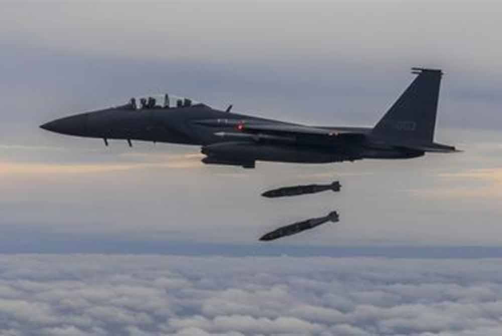 Sebuah jet pejuang milik Tentera Udara Korea Selatan pada Khamis secara tidak sengaja menjatuhkan lapan bom di luar kawasan latihan, mengakibatkan tujuh orang awam cedera.