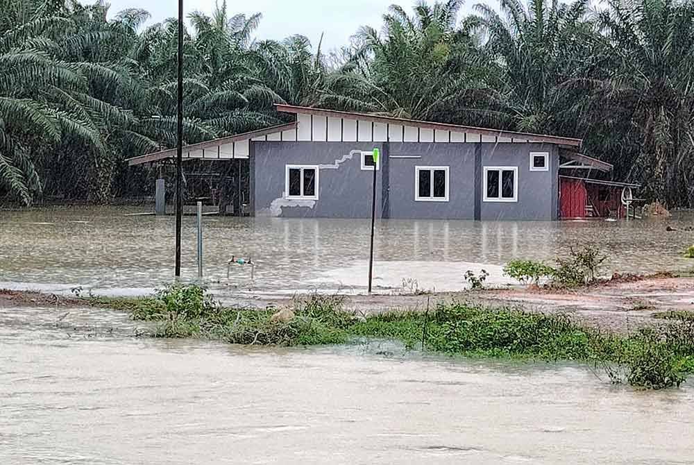 Salah sebuah rumah penduduk terjejas akibat banjir di Merlimau.