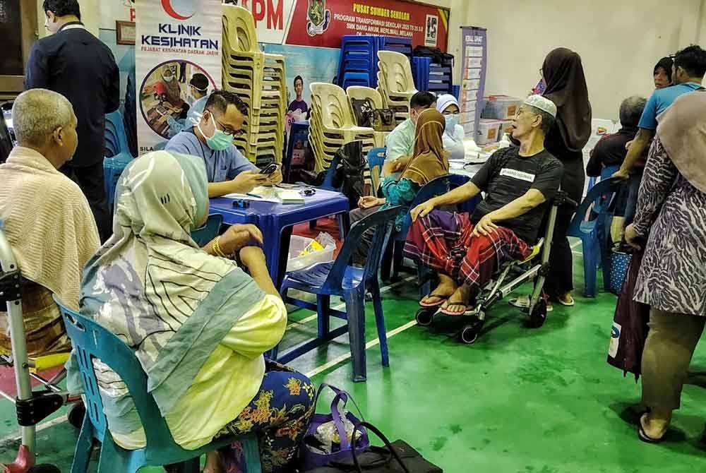 Mangsa banjir termasuk warga emas dipindahkan ke PPS SMK Dang Anum Merlimau, Jasin.