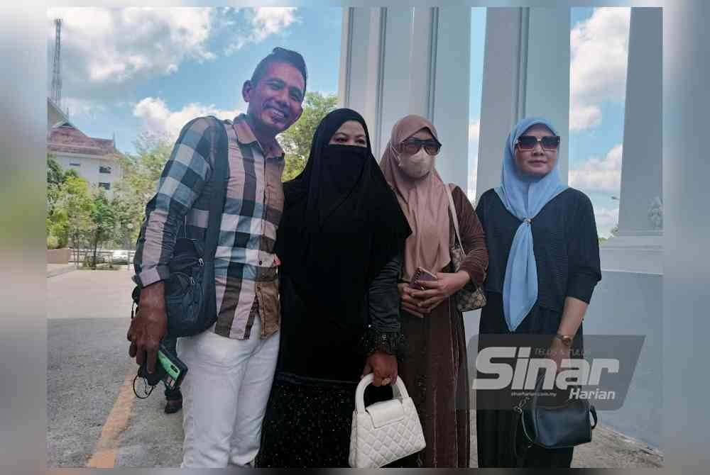 Wan Ismail (kiri) dan ibunya, Zahara Mamat (dua dari kanan) serta keluarga akan mengadakan kenduri doa selamat sempena kepulangan dan pembebasan Eda Ezrin.