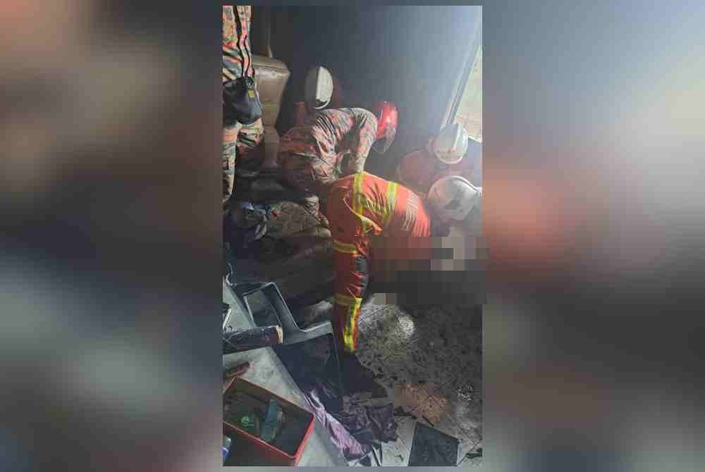 Anggota bomba menemui mangsa dalam keadaan tidak sedarkan diri di tepi katil dalam bilik. Foto Bomba Perak