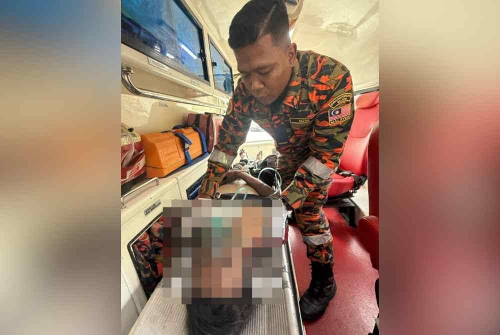 Mangsa yang melecur pada badan dan kakinya diberikan rawatan awal oleh pasukan EMRS Bomba. Foto Bomba Perak