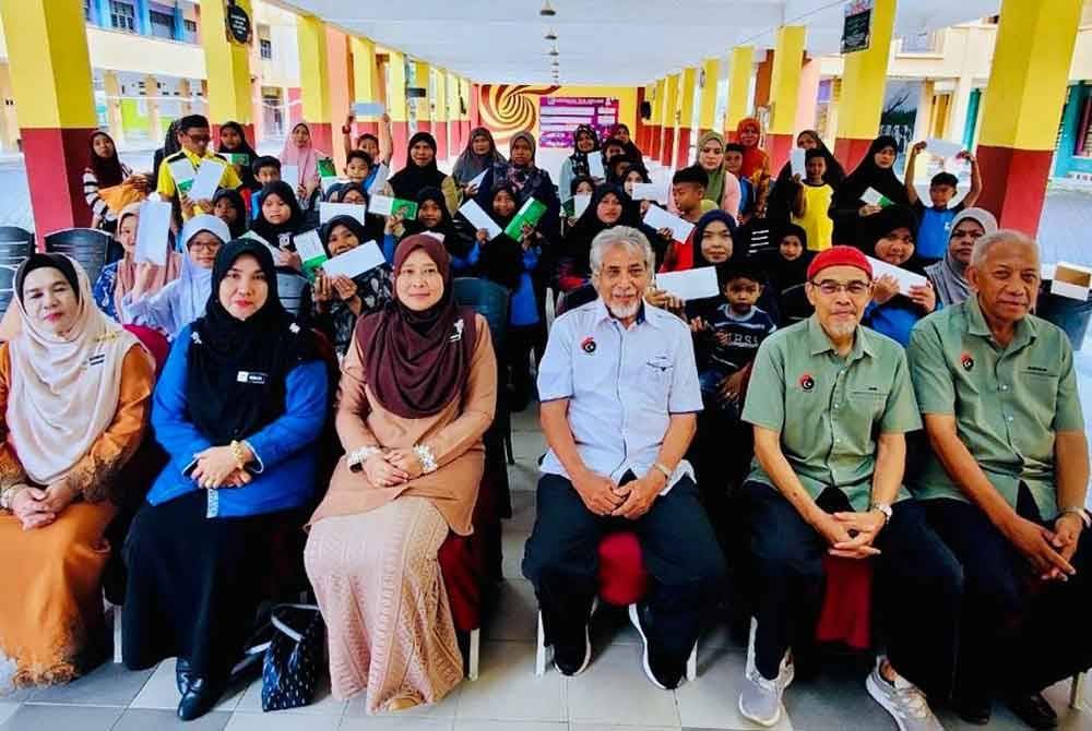 Antara penerima bantuan daripada BesutMaju di Sekolah Kebangsaan Pasir Akar Jerteh yang terlibat dengan pemindahan banjir.