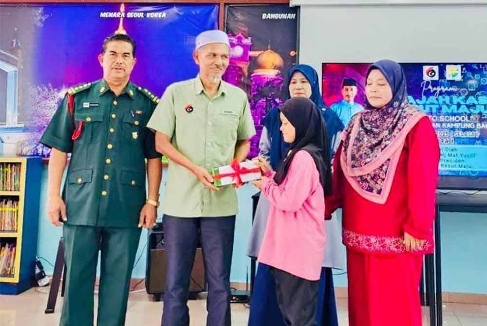 Ahli Jawatankuasa Pertubuhan BesutMaju, Mohammad Ismail menyampai bantuan kepada 25 orang murid Sekolah Kebangsaan Kampung Baharu Kuala Besut yang terlibat dengan banjir di Kampung Nangka, Kg. Gong Surau, Kg. Paya, Ging Manak dan Gong Nering.