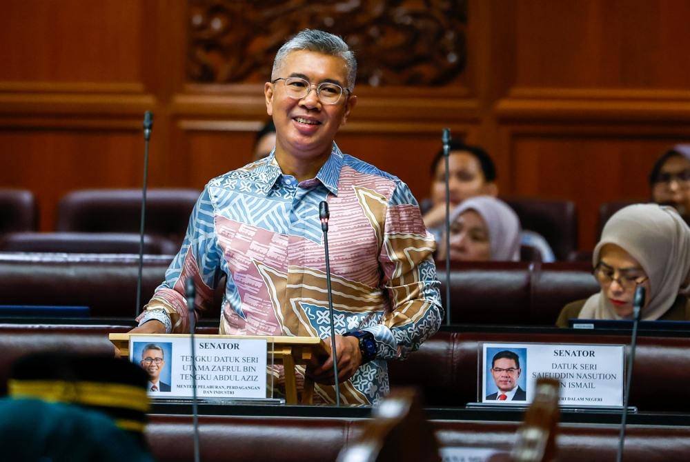 Tengku Zafrul pada sesi pertanyaan-pertanyaan bagi jawab lisan ketika Mesyuarat Pertama Penggal Keempat Parlimen ke-15 di Dewan Negara pada Khamis. Foto Bernama
