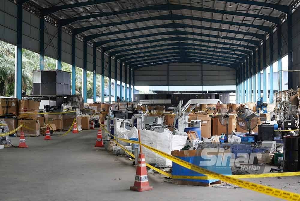 Sebuah kilang e-waste di Telok Panglima Garang, Kuala Langat diserbu pihak berkuasa. Foto SINAR HARIAN/ROSLI TALIB