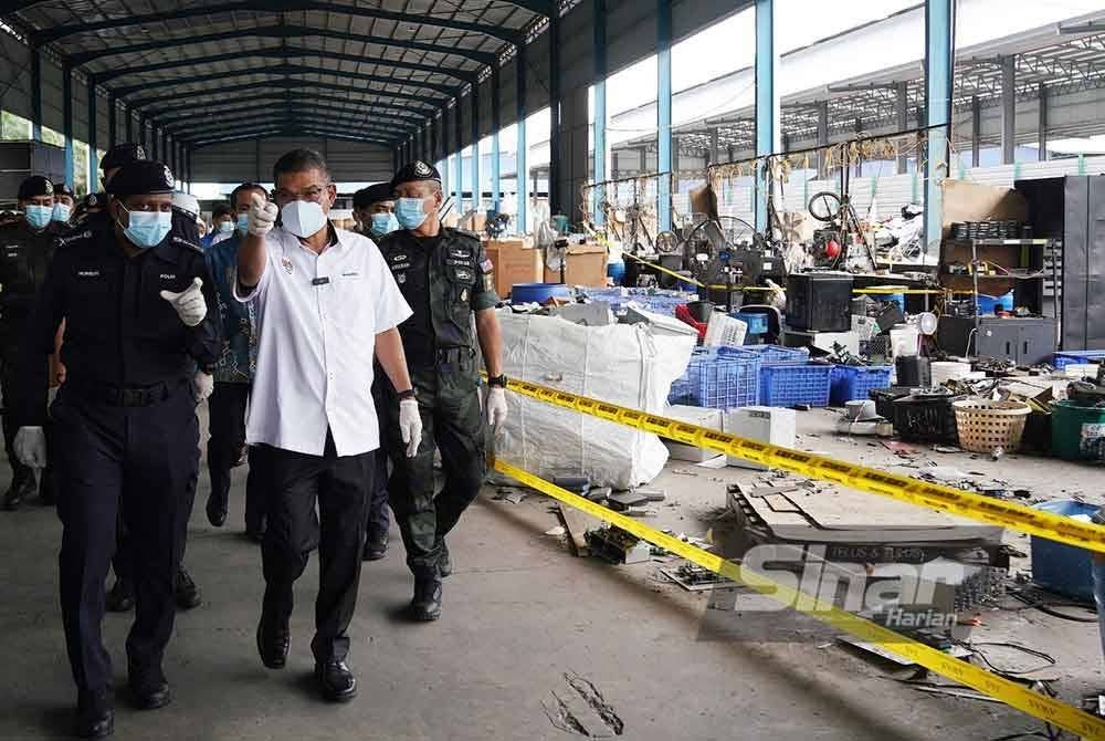Saifuddin pada Khamis, meninjau keadaan kilang e-waste yang diserbu PGA bersama Jabatan JAS. Foto SINAR HARIAN/ROSLI TALIB