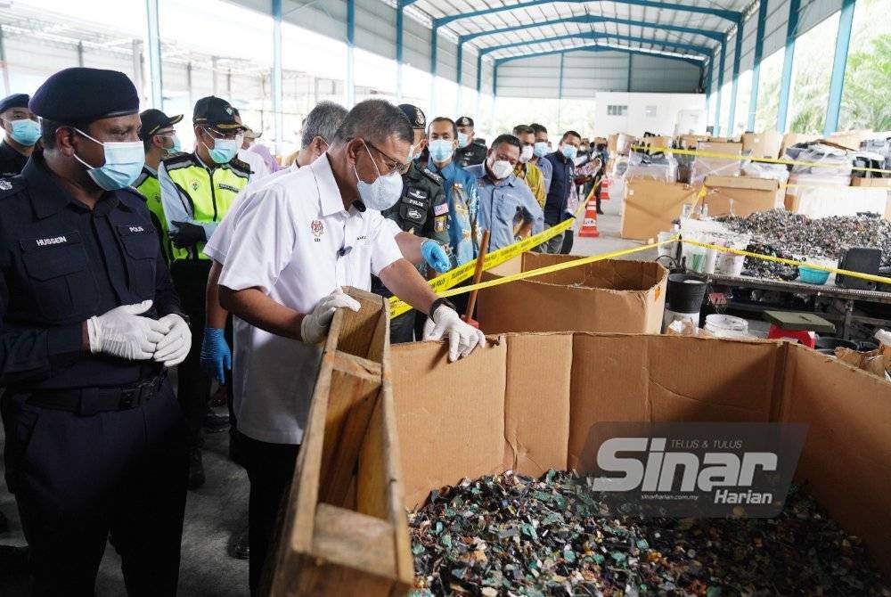 Saifuddin melihat sisa e-waste semasa tinjauan sebuah premis di Telok Panglima Garang pada Khamis. Foto ROSLI TALIB-SINAR HARIAN