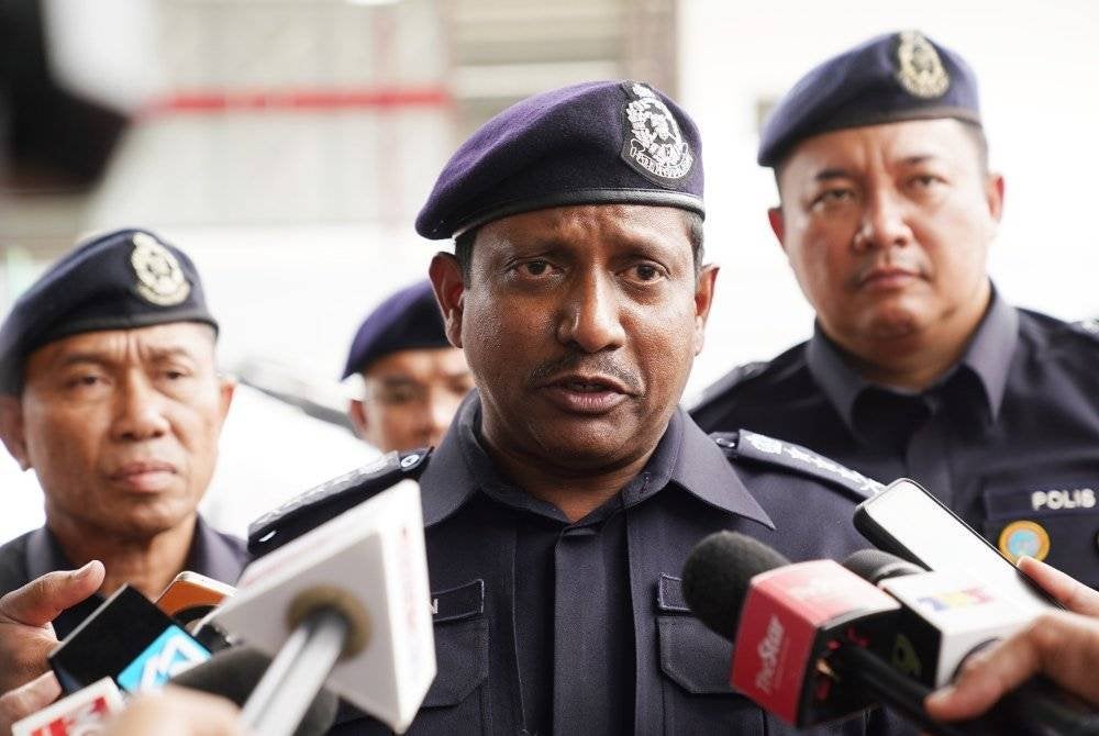 Hussein ketika ditemui pemberita di lokasi premis e-waste di Telok Panglima Garang, Kuala Langat pada Khamis.