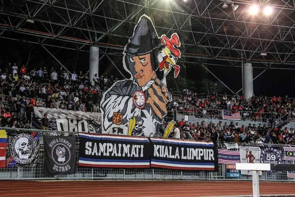 Penyokong setia City Boys ketika memberi sokongan kepada pemain KL City di Stadium Bolasepak Kuala Lumpur, Cheras. Foto KL City FC