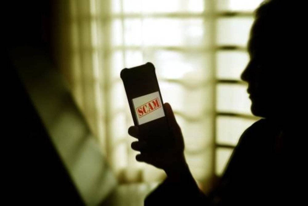 Mangsa menerima panggilan telefon daripada seorang individu tidak dikenali pada 2 Disember lalu. Foto hiasan