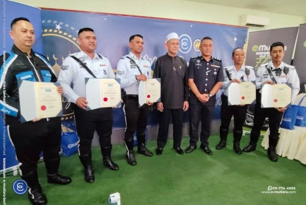 Che Ibrahim (tengah) bersama lima anggota polis trafik gang menerima sijil penghargaan.