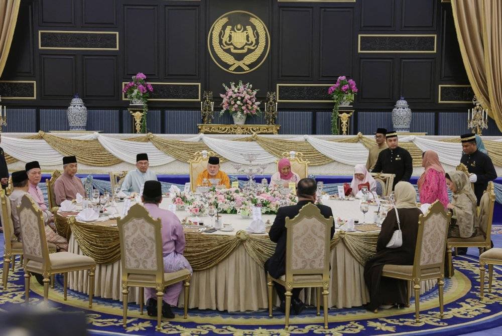 Sultan Ibrahim dan Raja Zarith Sofiah berkenan berangkat pada Majlis Berbuka Puasa bersama Perdana Menteri, Jemaah Menteri dan Ketua-Ketua Perwakilan Asing di Istana Negara pada Khamis. Foto Bernama