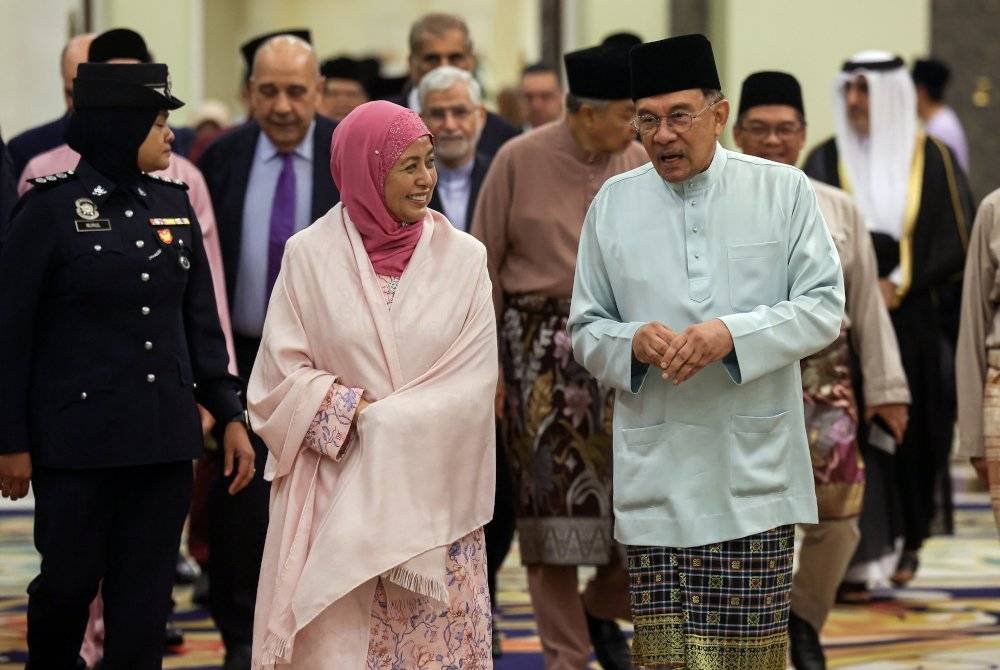 Raja Zarith Sofiah berangkat tiba pada Majlis Berbuka Puasa diiringi Anwar di Istana Negara pada Khamis. Foto Bernama